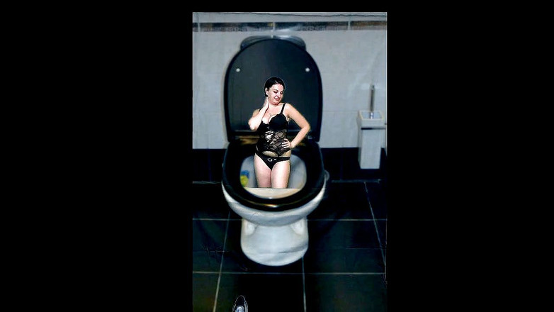 Sexy Milf: ケイトは体の一部ごとに踊りながらトイレに流します