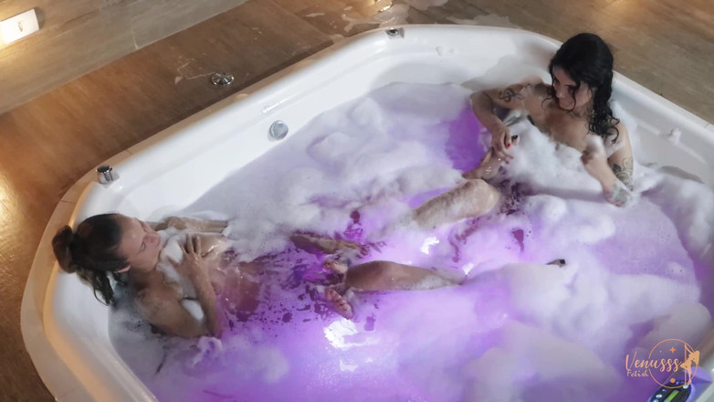 Venusss fetish: Венери і Міа цілуються у ванні