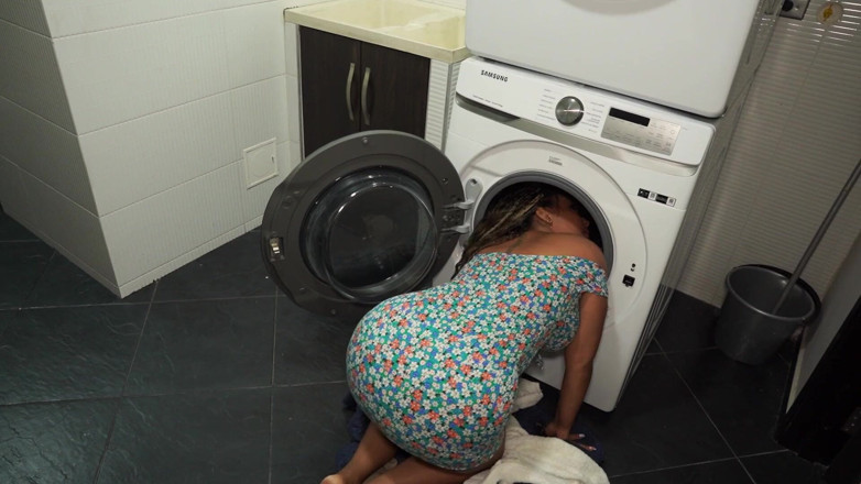 KataleyaGil: Huge Ass Stepmom Stuck in the Washing Machine