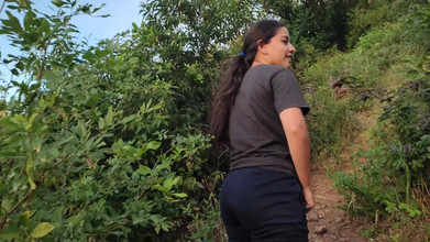 SugarPose: Gadis imut latina pamer toket dan pantatnya di luar ruangan