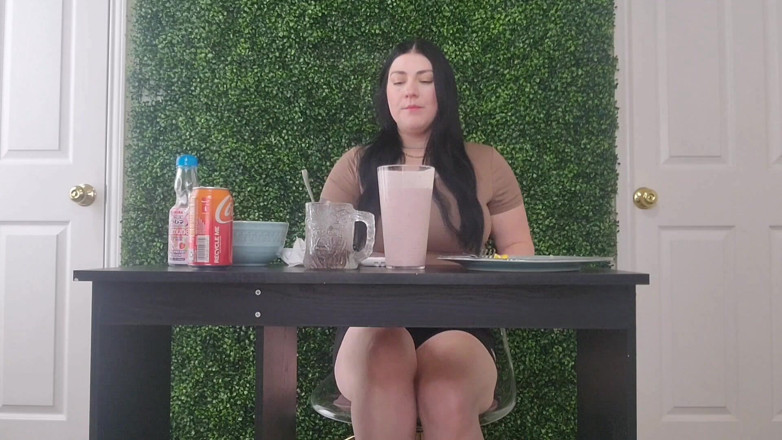 Julia Ryan: Gfe Mukbang peidando e arrotando