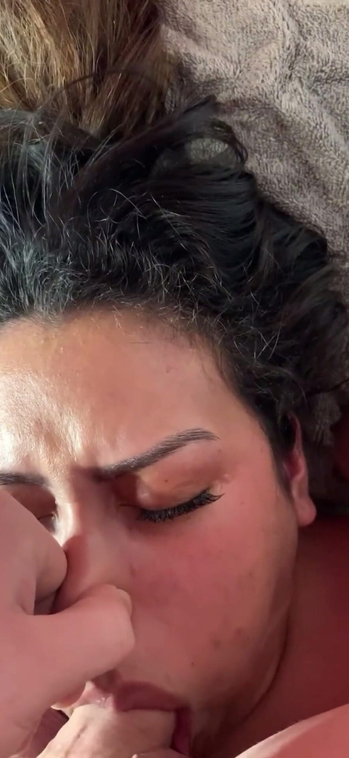 Sandn420: Dávit se na moji děvku a stříkat jí do krku