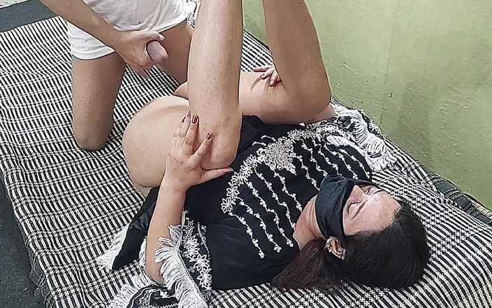 Gullnazkhan: Bhabhi sorpreso il cognato arrapato a masturbarsi, chiaro audio hindi