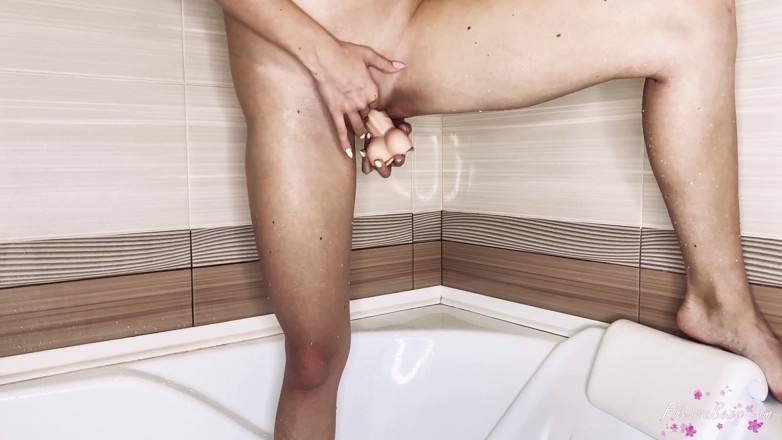 Filessa: O gagică drăguță se masturbează cu vibratorul în pizdă și are orgasm în...