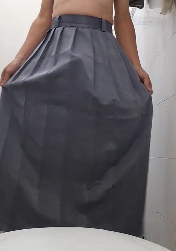 Naomisinka: Masturbándose usando falda universitaria gris (rok Abu Sma)