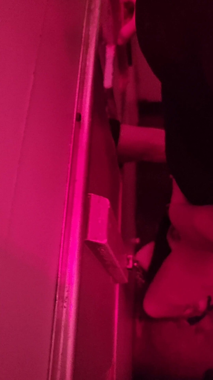 R b hubby: Další cizinec u gloryhole pro těsnou kundičku manželky