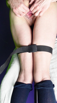 주먹 주먹 아마추어 섹시한중년 여성 튜브에 묶인 매우 젖은 보지 하드코어 스트레칭 수제 진짜 오르가즘