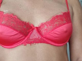 Only bras: Satin dan Kawat Gigi Merah Baru