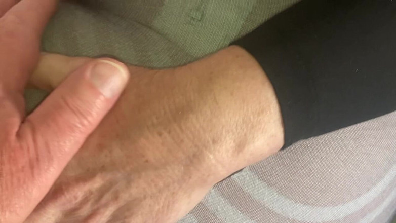 Aunty Sandra vintage girdle queen: Vgq1 阿姨桑德拉穿着白色腰带,Rht 丝袜和纯洁连衣裙