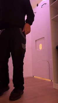 Gloryhole, onun kalın sıcak yükünü prezervatiften doğrudan ağzıma damlatıyorum