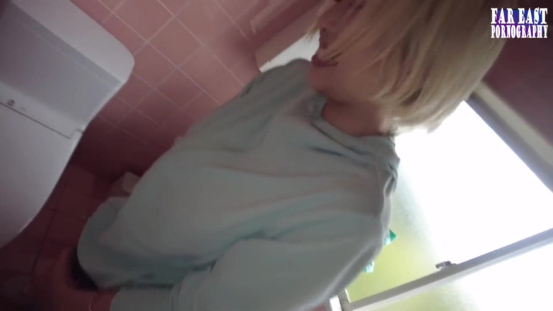 Far East pornography: Splashy gioca con una bellezza bionda che si inzuppa in...