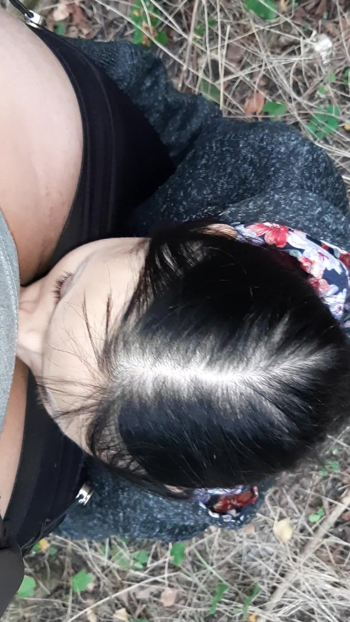 Lesbian-illusion: We neuken in het bos, zodat niemand weet dat we...