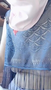 Memek berbulu brunette, payudara besar, wanita berbulu sensual di dapur.