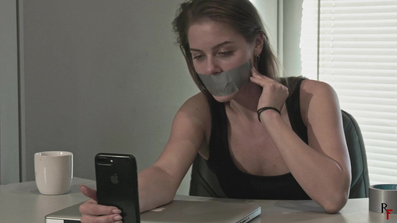 RF studio: Leya essaye l’auto-bondage et va trop loin