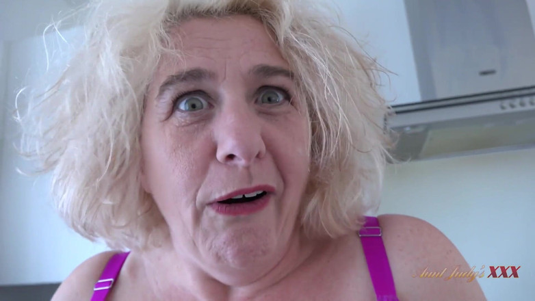 Aunt Judy's XXX: AuntJudysXXX - Brincando na cozinha com Camilla Creampie (em primeiro plano)