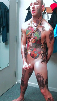W pełni tatted man dildo przejebane