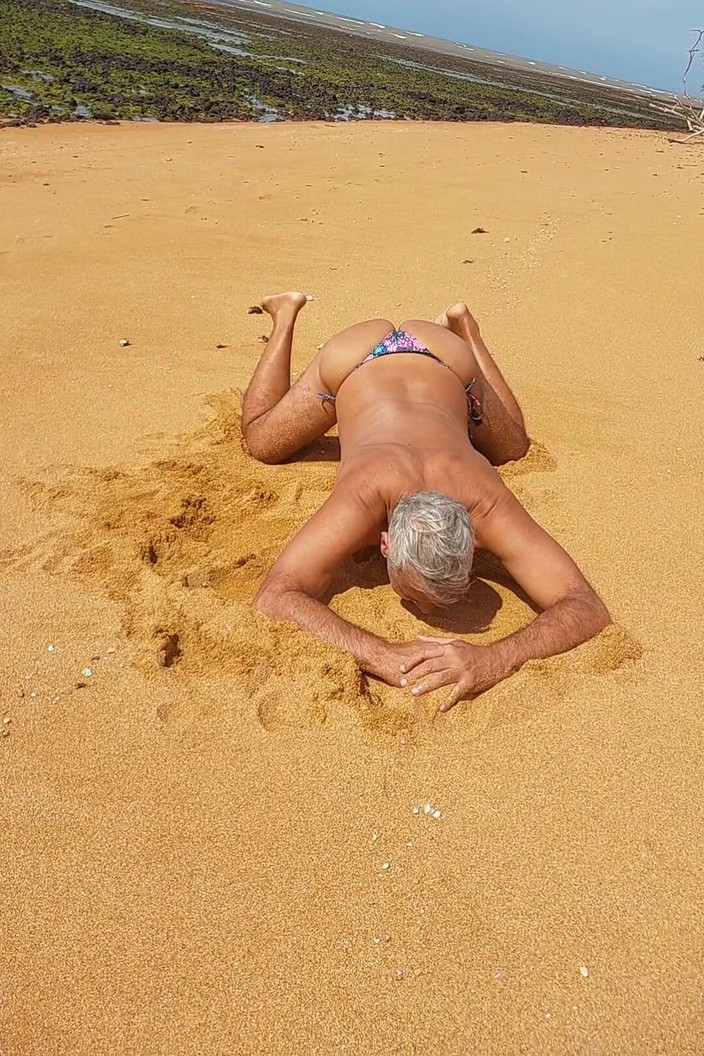 Ladysilvas: Ladysilva na plaży w bikini pokazując swój gorący tyłek, a...