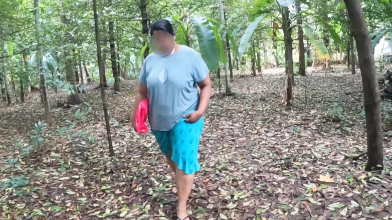 Anne Ipe: Indiana gordinha ficando nua na floresta