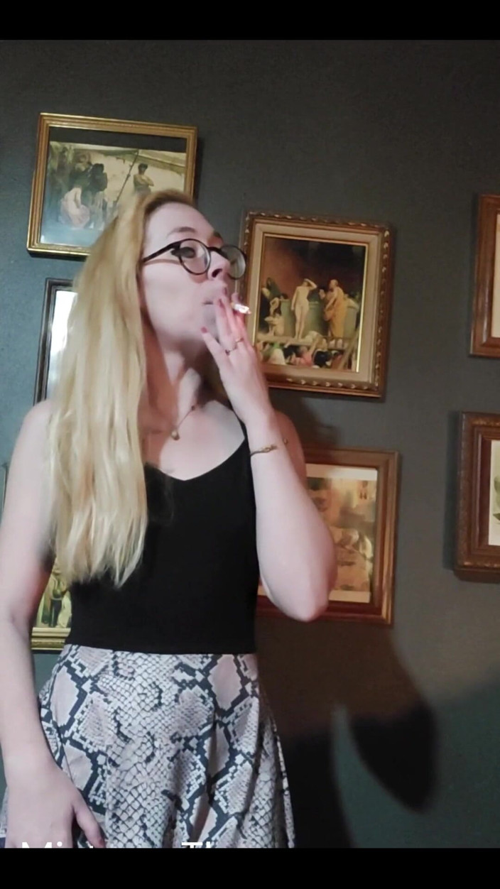 MistressThrope: Redo för din favorit rökning hot domme?