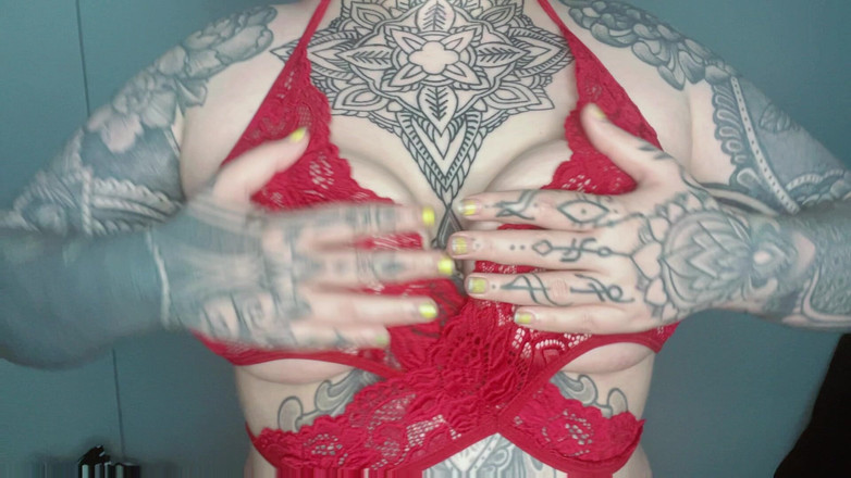 Miss Valentina: Adorazione delle tette in lingerie rossa