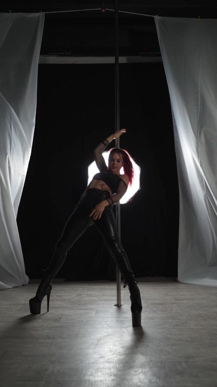 Renata Fox: Goddess Renata Fox Dances Mesmerizingly on the Pylon