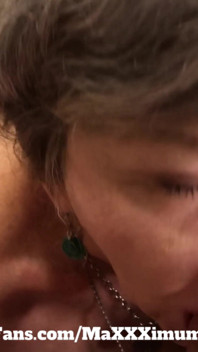 Spermahongerige milf heeft voeding nodig! POV pijpbeurt•show•slikken!