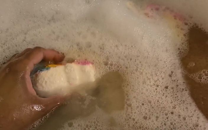 Josie4yourpleasure: Splish छींटे हॉट मम्मी नहा रही है