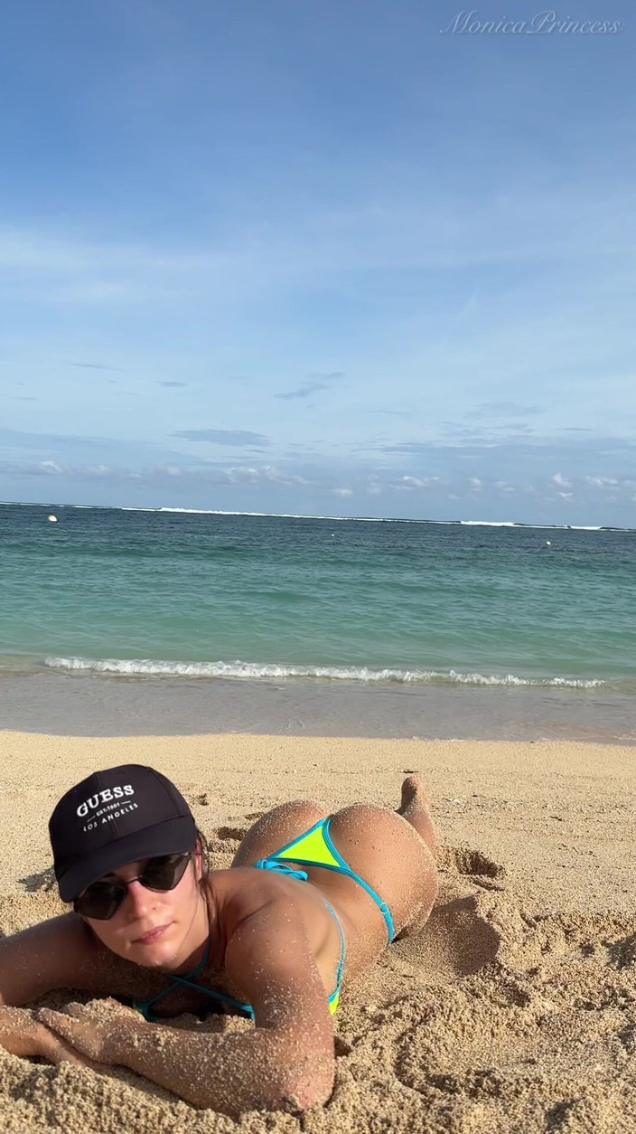 Princess Monica: Provocando na praia em micro biquíni na areia