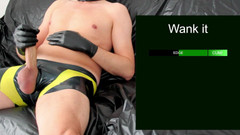 Feti1308: Randspel in latex shorts en rubberen handschoenen