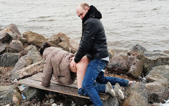 WhoresInPublic: Трах в дупу на відкритому повітрі в заметі