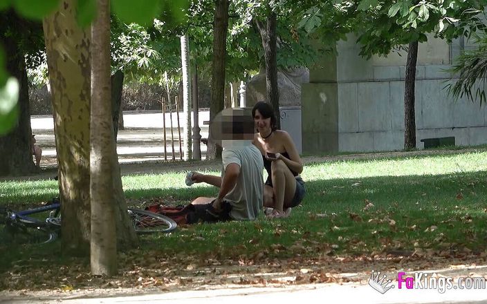FAKings: Adolescenta slabă și păroasă Zuko seduce și fute tipi la întâmplare în parc