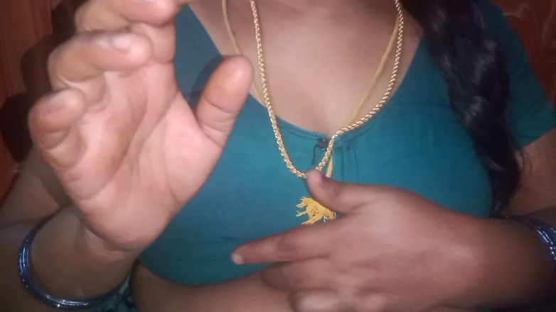 Vaishnavi vaishu: Une tatie tamoule serre ses seins quand elle est seule...