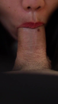 Asijské kotě dává kouření na gauči a orální creampie