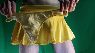 HeIsSooThin: 黄色いスカートの下に小さな黄色いチェック柄のTバック