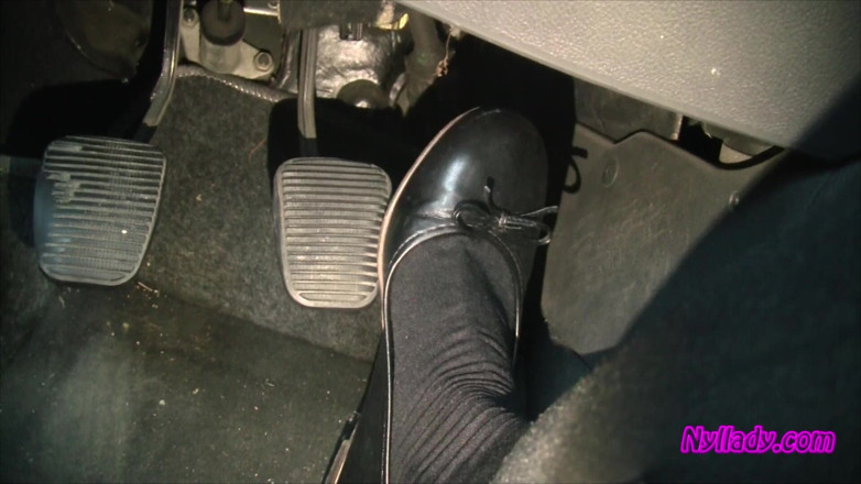 Nyllady: Nyllady conduit et exhibe son bravo dans des bottes à talons...