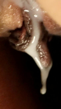Lentos y sensuales primer plano de mi pequeño coño peludo