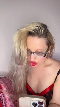 Mis bimbo grandes labios rojos y poder con lápiz labial