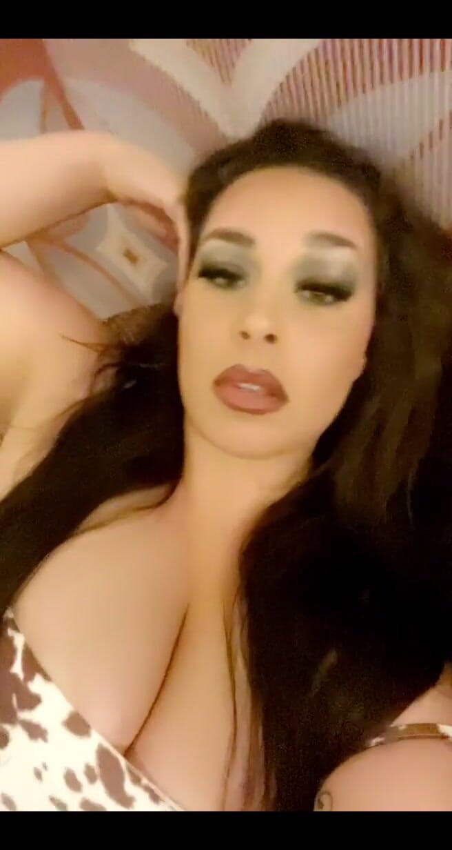 Anastasia Lux: 只是唱歌