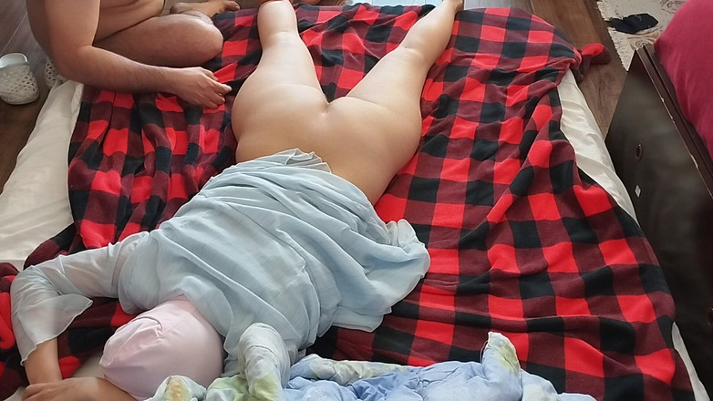 Mirsur: Masaje sensual de pareja caliente con aceite en el cuerpo....