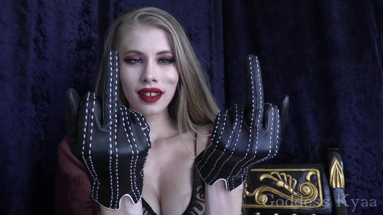 Kyaa Chimera: Obsessão por luvas de couro