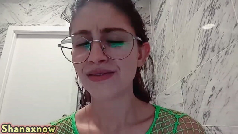 Shanaxnow: Plivat na tvého ptáka čůrá dvakrát na vysokých podpatcích během živé show