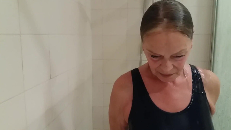 martinawest: Oma Mit Engem Badeanzug in Der Dusche!
