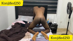Konjified250: Vedi il mio culo rotondo mentre mi scopo il letto