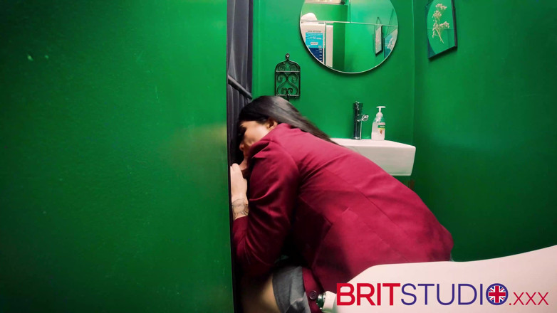 Brit Studio: Menina asiática chupa pau no gloryhole
