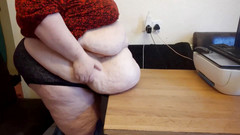 SSBBWLadyBrads: SSBBW břicho pleská na stole earthshakes