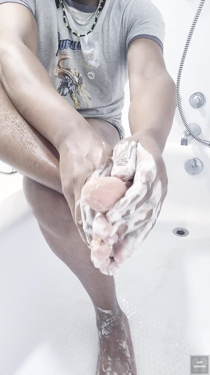 Soft Soleman: Saya Membersihkan Kaki Saya Secara Sensual (2025)