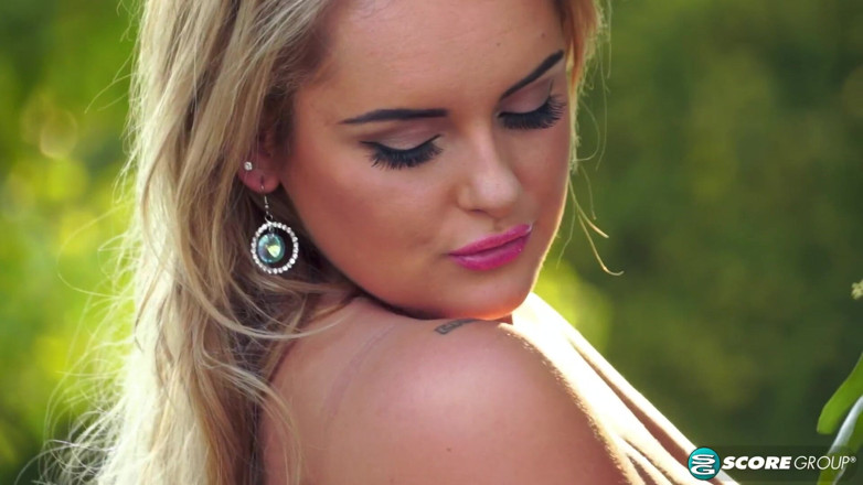 Scoreland: Katie Thornton distracție la soare