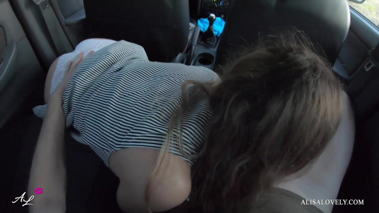 Alisa Lovely: Pareja amateur al aire libre follando en coche al atardecer