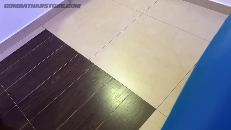 Smoker Master: Adorazione del piede schiavo sottomesso che ingoia liquidi