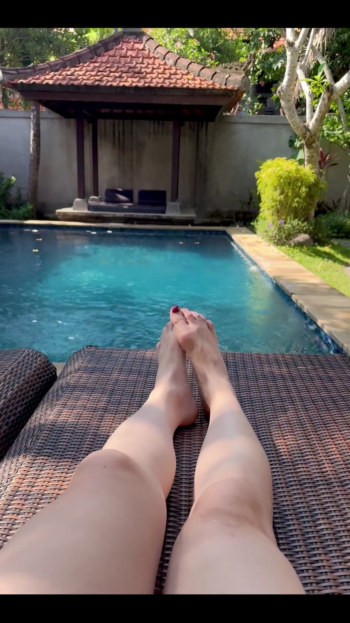 Aerie Rei: Доброго ранку. Ось один спеціально для любителів ніг